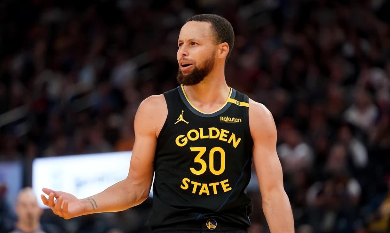 爱游戏官方入口 - 库里在瑞士队比赛中高光表现，战术调整引发热议！